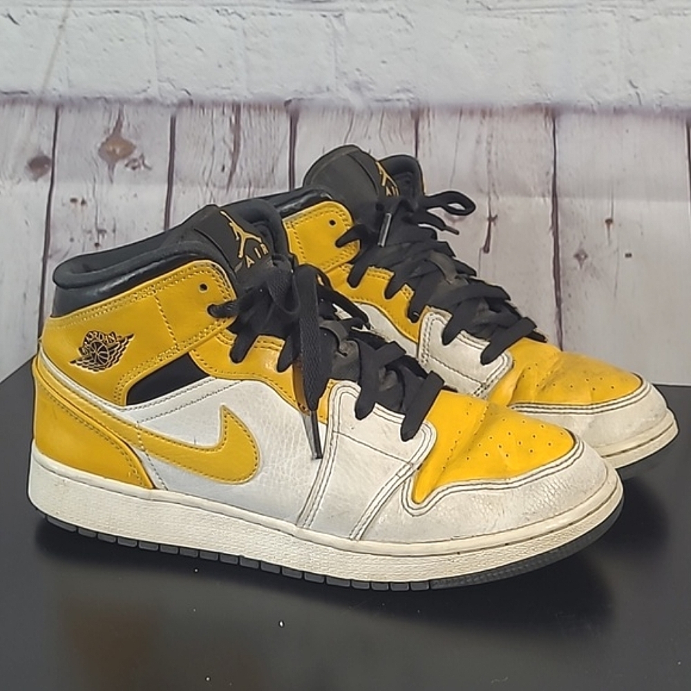 Nike Air Jordan 1 Mid US University Gold Yellow Shoes 554724-170 Youth 7/ W 8 - Picture 3 of 17
